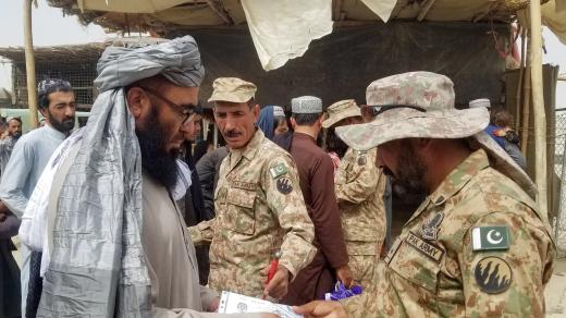 Muž řeší doklady při útěku z Afghánistánu.