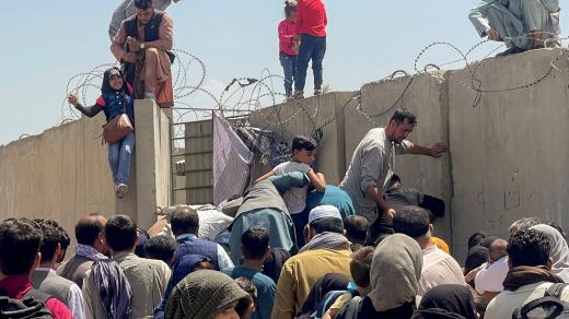 Na letiště s vidinou úniku před Tálibánem zamířily i rodiny s dětmi