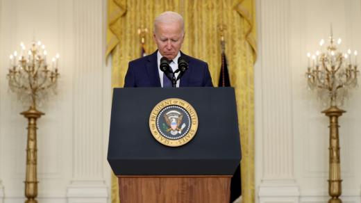Prezident Joe Biden během ticha za oběti výbuchu v Kábulu