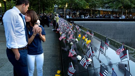 (Nejen) v New Yorku si pozůstalí připomínají oběti teroristických útoků z 11. září
