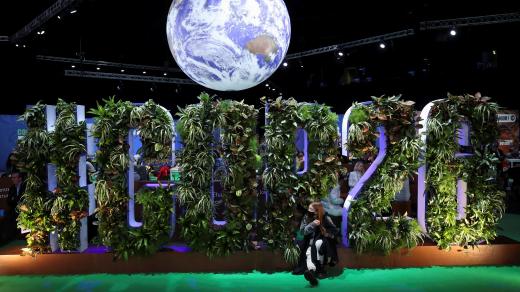 Obří model Země ve vstupní hale konference COP26 v Glasgow