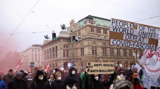 Protestující ve Vídni nesli plakáty s nápisy jako „Rozhodnu se sám za sebe“ nebo „Nové volby“, kterými dávali najevo svůj postoj k očkování i nynější koaliční vládě lidovců a Zelených
