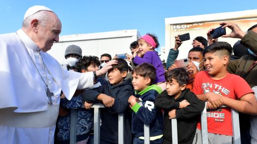 Papež František při setkání s uprchlickými dětmi na ostrově Lesbos v Řecku