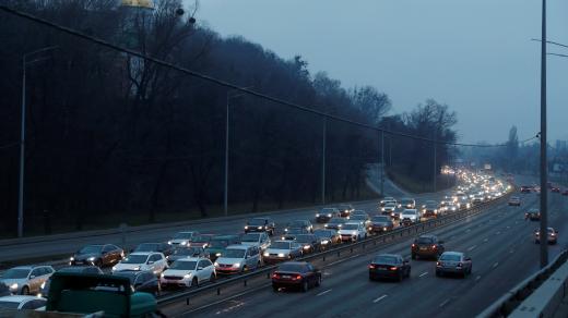 Lidé opouštějí Kyjev poté, co ruský prezident Vladimir Putin oznámil zahájení vojenské operace proti Ukrajině