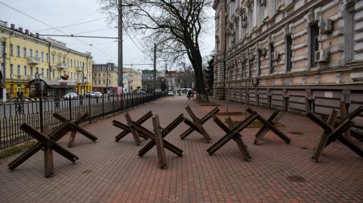 Protitankové zábrany v ulicích ukrajinské Oděsy