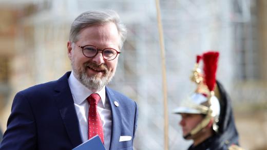 Premiér Petr Fiala přijíždí na summit do Versailles