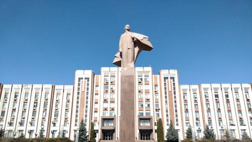 Parlament v Tiraspolu, hlavním městě separatistického Podněstří. Před ním socha Vladimira Iljiče Lenina
