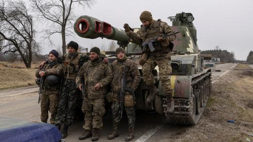 Ukrajinští vojáci před svým tankem na okraji Černihivu