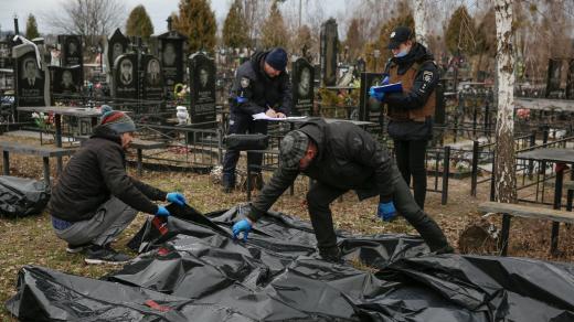 Pohřební služba prohledává a identifikuje mrtvé ve městě Buča