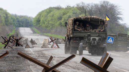 Ukrajinští vojáci poblíž města Izjum, kde se odehrávají tvrdé boje