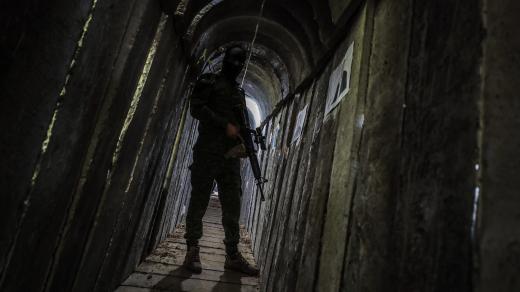 Palestinský bojovník ve vojenském tunelu