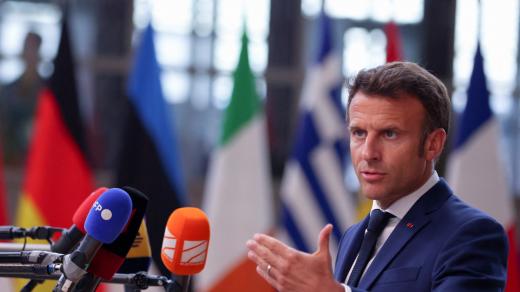 Francouzský prezident Emmanuel Macron na summitu lídrů Evropské unie, na kterém se snaží dohodnout na sankcích proti dovozu ruské ropy