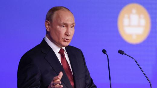 Ruský prezident Vladimir Putin na ekonomickém fóru v Petrohradu prohlásil, že skončil jednostranný světový řád, podřízený prý Spojeným státům