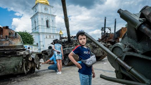 Kluk u vystavených zničených ruských tanků v Kyjevě
