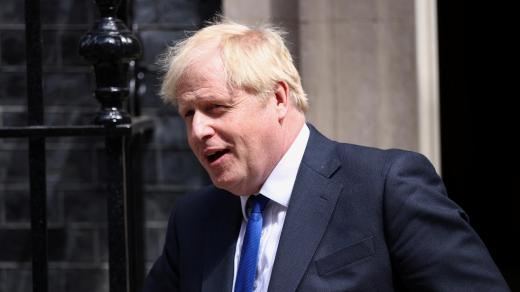 Boris Johnson opouštějící Downing Street 10