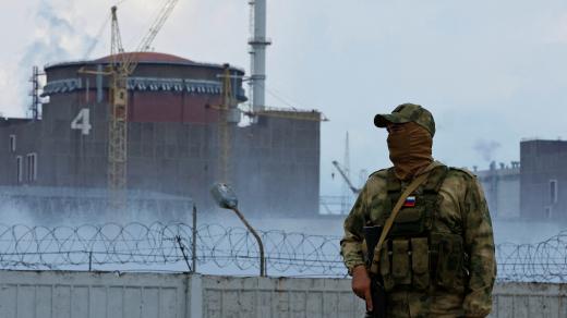 Ruský voják u Záporožské jaderné elektrárny