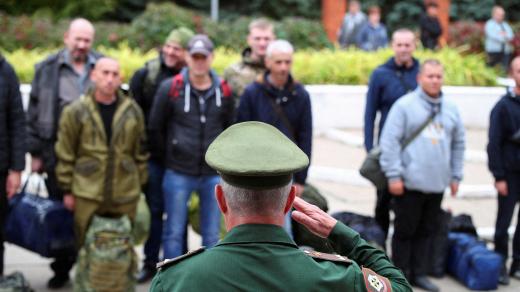 Ruský voják promlouvá k záložníkům na shromaždišti v průběhu částečné mobilizace vojsk ve městě Volžskij ve Volgogradské oblasti v Rusku