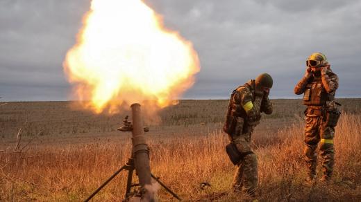 Ukrajinští vojáci střílí z minometu v Charkovské oblasti
