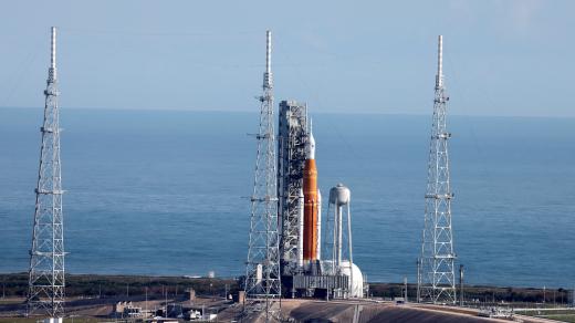 Raketa Space Launch System s modulem Orion, kterou NASA připravila pro misi Artemis