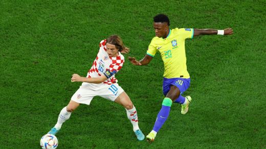 Luka Modrič (vlevo) s týmem Chorvatů na letošním šampinátu dokráčel už do semifinále. Vyjde to až na medaili?