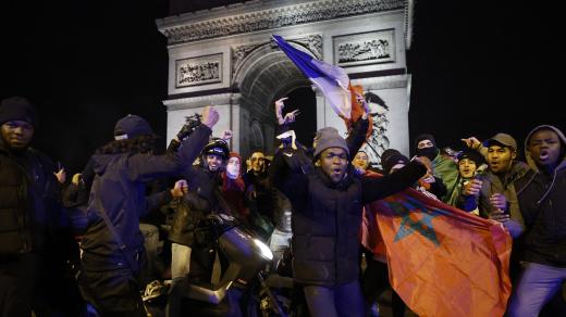 Policisté v Paříži očekávají, že semifinálový duel mezi Francií a Marokem může způsobit nepokoje mezi příznivci obou táborů