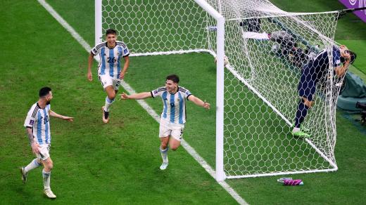 Argentinci slaví gól do sítě Chorvatska
