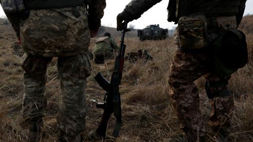 Vojáci z mezinárodního praporu poblíž frontové linie u Kreminny