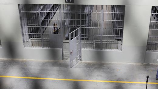 Nově postavené mega vězení leží zhruba 74 kilometrů jihovýchodně od hlavního města San Salvador