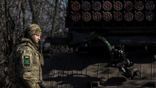 Ukrajinský voják u BM-21 Grad