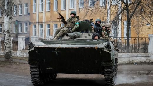 Ukrajinští vojáci na bojovém vozidle pěchoty BMP-1 v Donětské oblasti