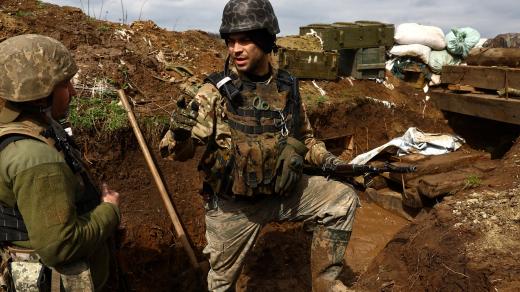 Ukrajinští vojáci z 24. brigády na stráži v zákopech na frontové linii v Doněcké oblasti