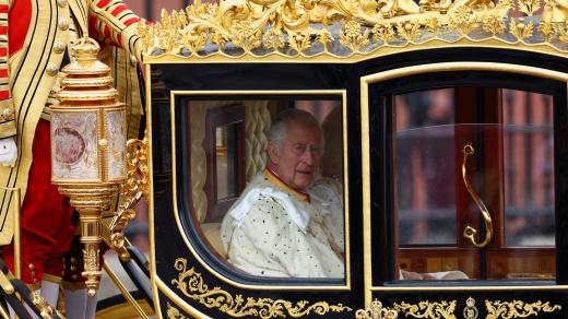 Král Karel III. na cestě z Buckinghamského paláce do Westminsterského opatství