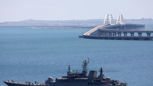 Bezpečnost v oblasti se dále zhoršila v pondělí po útoku na Krymský most, jenž spojuje poloostrov s ruskou pevninou přes Kerčský průliv a který poškodily exploze
