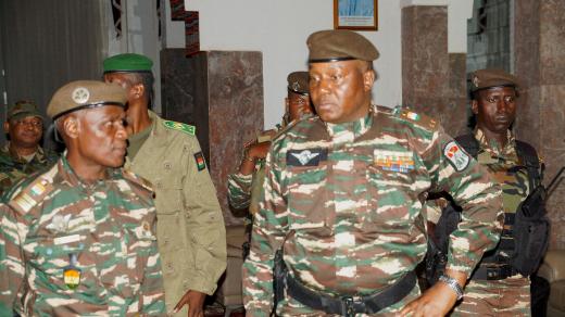 Generál Abdourahmane Tiani, který byl vůdci státního převratu prohlášen za novou hlavu státu Niger, se setkal s ministry v Niamey