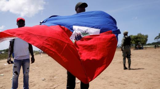 Muž s vlajkou Haiti