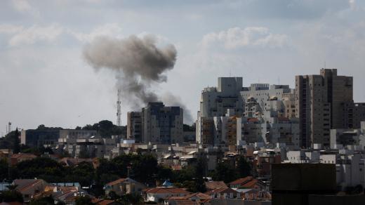Následky raketového útoku na Izrael