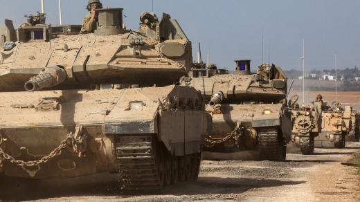 Izraelské tanky a vojenská vozidla zaujímají pozice poblíž izraelské hranice s Pásmem Gazy