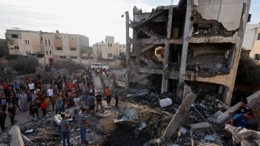 Palestinci prohledávají trosky budovy zničené při ostřelování Gazy izraelskou armádou