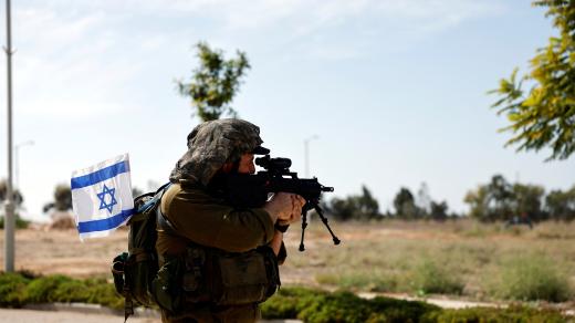 Izraelský voják zajišťuje oblast po smrtícím průniku ozbrojenců Hamásu z pásma Gazy v kibucu Kissufim na jihu Izraele