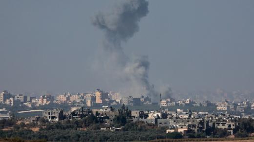 Kouř stoupá po izraelském úderu na Gazu uprostřed probíhajícího konfliktu mezi Izraelem a palestinskou islamistickou skupinou Hamás, pohled ze Sderotu v jižním Izraeli