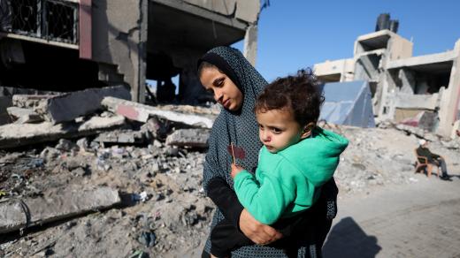 Palestinci, kteří uprchli ze svých domovů, se ukrývají ve stanovém táboře ve městě Rafáh na jihu Pásma Gazy