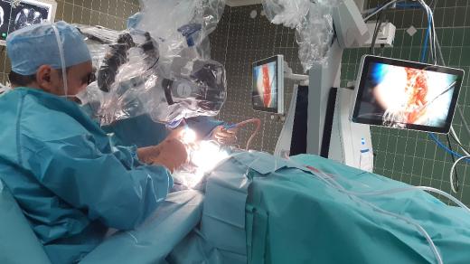 Operace nádoru na mozku v Nemocnici Na Homolce