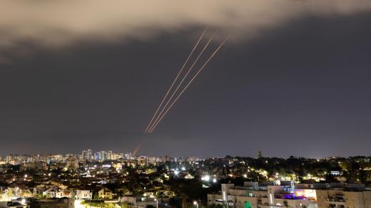 Pohled z Aškelonu na protiraketový systém, který se spustil, když Írán vypustil bezpilotní letouny a rakety na Izrael.