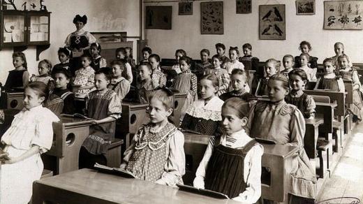 Žákyně 5. třídy školy u sv. Vojtěcha na Novém Městě v roce 1907