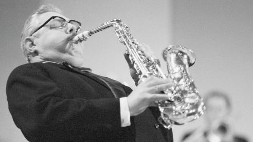 Šéfdirigent tanečního orchestru Československého rozhlasu Karel Krautgartner hraje na saxofon při koncertu ankety Zlatý slavík 1968.