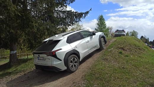 Elektromobil v terénu