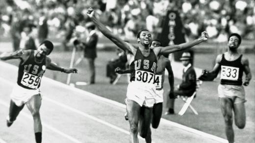 Tommie Smith (uprostřed) z USA vyhrál olympijský sprint na 200 metrů v Mexico City 16. října 1968. Týmový kolega John Carlos (s číslem 259) skončil třetí