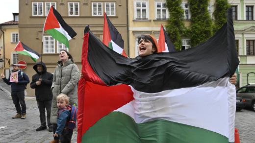 Demonstrace iniciativy Ne naším jménem! a dalších propalestinských sdružení proti ukončení palestinské konference v Berlíně, 18. dubna 2024, Praha. Na snímku jsou demonstranti před německým velvyslanectvím