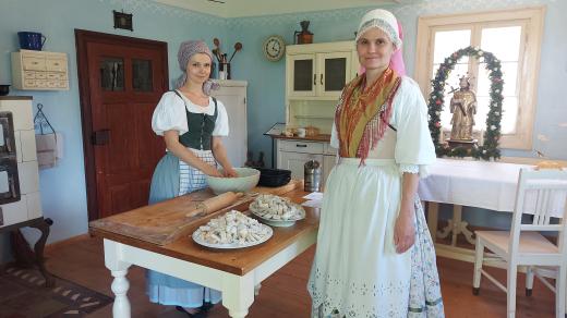 Z mnoha chalup se linula vůně - například od čerstvě usmažených božích milostí