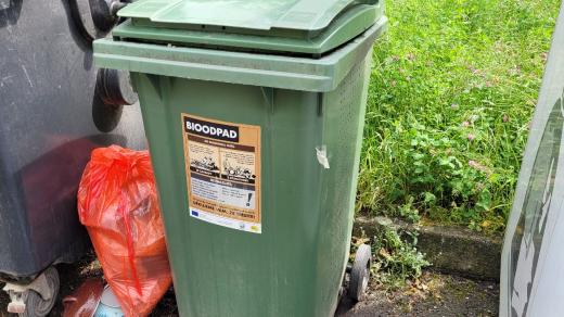 Popelnice na bioodpad mohou kompost nahradit obyvatelům panelových domů. Bohužel v nich často končí i plastové pytle, které kompost znehodnotí